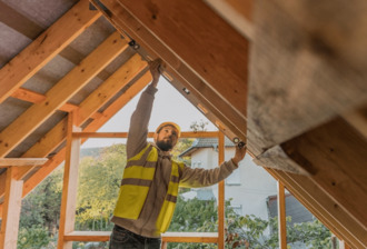 Combattre l'humidité dans une construction en bois en phase de chantier